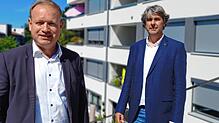 Im Bauquartier der Überlinger Baugenossenschaft an der Anna-Zentgraf-Straße: Oberbürgermeister Jan Zeitler und Baubürgermeister Thomas ...