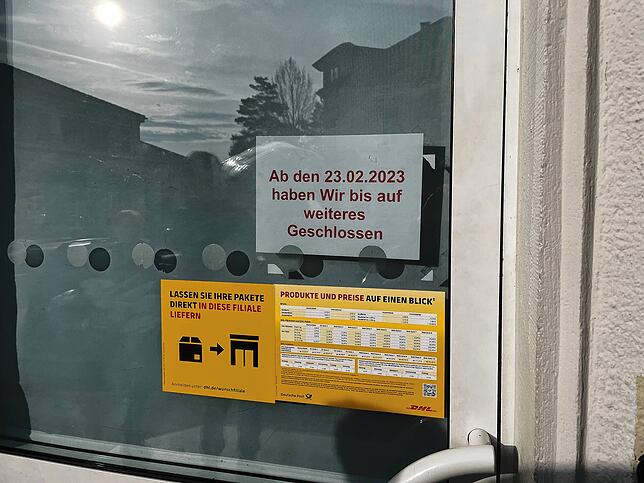 Mit nur einem Tag Vorlauf wurde die Schließung der Stockacher Postfiliale durch ein Schild an der Tür angekündigt.