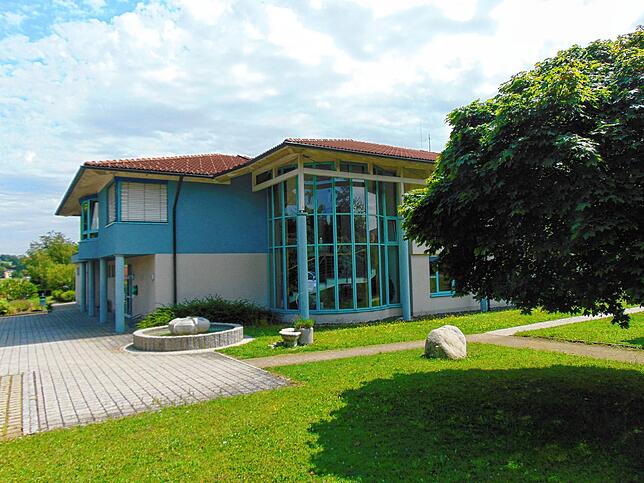 Das Gemeindezentrum mit Bürgermeisteramt und Verwaltung. Nebenan befindet sich der neu umgebaute Kindergarten sowie im Anschluss das ...