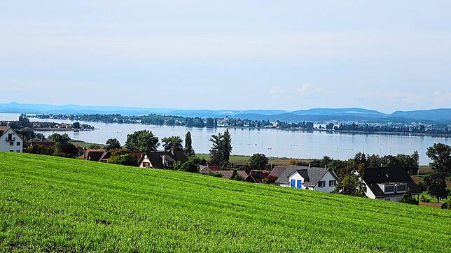 Auf der Ruhebank bei Kilometer sechs lassen sich Untersee und Insel Reichenau bewundern.
