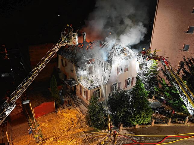Das Wohnhaus stand bereits beim Eintreffen der Feuerwehr in Vollbrand. Die Einsatzkräfte löschten das Feuer und konnten ein Übergreifen ...