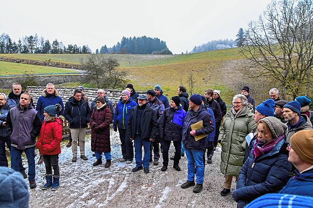 Vertreter von Verwaltung, Ortschafts- und Gemeinderat und Anwohner, die das geplante Projekt nicht gutheißen, nehmen an dem Ortstermin ...