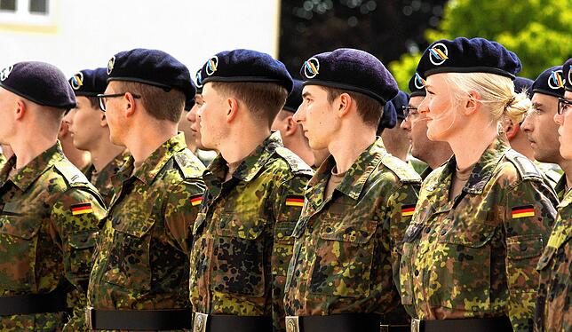 Junge Rekruten auf dem Exerzierplatz kurz vor dem Gelöbnis.