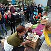 Anspannung vor dem Jubel: Besucher der Wahlparty von Pro Freibad Waldshut blicken auf die Tafel, in die Gunhild Unterstab erste ...