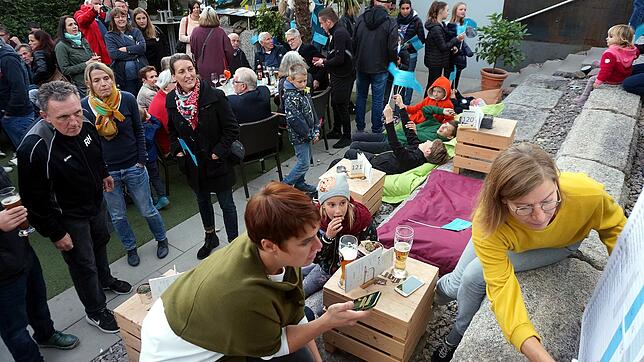 Anspannung vor dem Jubel: Besucher der Wahlparty von Pro Freibad Waldshut blicken auf die Tafel, in die Gunhild Unterstab erste ...