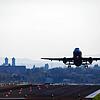 Eine Maschine startet am Flughafen Friedrichshafen. 2022 ist das Passagieraufkommen hier im Vergleich zum Vorjahr wieder deutlich ...