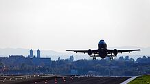 Eine Maschine startet am Flughafen Friedrichshafen. 2022 ist das Passagieraufkommen hier im Vergleich zum Vorjahr wieder deutlich ...