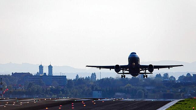 Eine Maschine startet am Flughafen Friedrichshafen. 2022 ist das Passagieraufkommen hier im Vergleich zum Vorjahr wieder deutlich ...