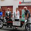 Gute Laune beim Startschuss des Fahrradkuriers vor der Überlinger Osiander-Filiale: Zustellerin Hannelore Waibel (von links), ...