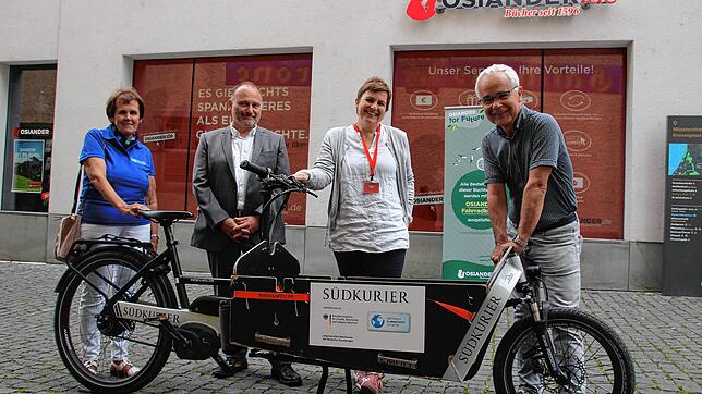 Gute Laune beim Startschuss des Fahrradkuriers vor der Überlinger Osiander-Filiale: Zustellerin Hannelore Waibel (von links), ...
