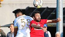 Im Bezirksligaduell setzte sich in der vergangenen Saison der TSV Konstanz (rechts Serkan Caliskan) gegen den TSV Singen (links Burak ...