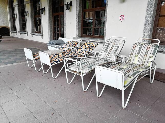 Sonnenliegen stehen vor dem Haupteingang des alten Sanatoriums.