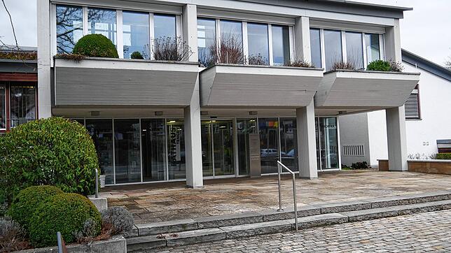 Ein Blick aufs Tengener Rathaus: Fünf Personen, eine Frau und vier Männer, wollen dort gerne Bürgermeister werden und die Nachfolge von ...