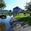 Der Weg beim Rathaus (Hintergrund) im Schlösslepark bei 492 Seepegel, inzwischen kam noch mehr Wasser.