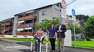 Die Schrankenanlage an der Hutmattenstraße vor der Lindenschule geht am Freitag in Betrieb. Rechts Bürgermeister Tobias Benz. Bild: ...