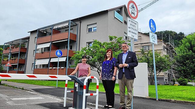 Die Schrankenanlage an der Hutmattenstraße vor der Lindenschule geht am Freitag in Betrieb. Rechts Bürgermeister Tobias Benz. Bild: ...
