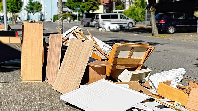 Sperrmüll ohne Ende: Vielfach wurde die unbürokratische Hilfe der Stadt nach dem Starkregenereignis im August von Bürgern missbraucht, ...