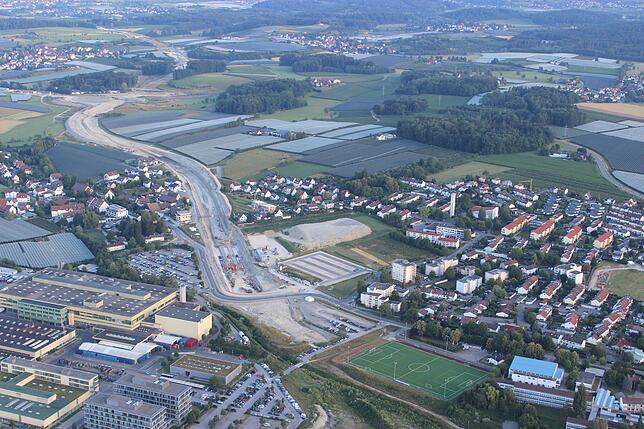An der Tunnelbaustelle in Waggershausen nah der ZF-Werke (links) beginnt die sieben Kilometer lange Baustelle für die neue B 31.