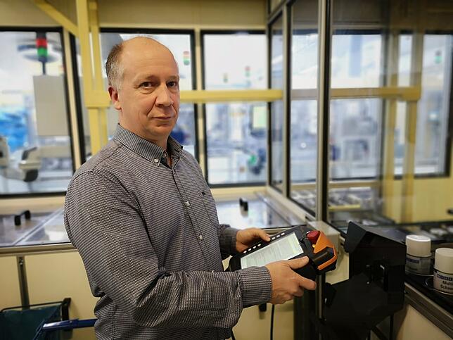 Alexander Jäckle prüft und untersucht den Ausschuss aus der Produktion. Ein Computer liefert ihm dazu vollautomatisch die Daten in eine ...