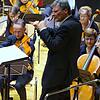 Am Pult: Stephan Malluschke, der Dirigent des Oberrheinischen Sinfonieorchesters Lörrach, in Aktion.