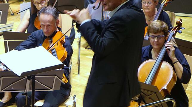Am Pult: Stephan Malluschke, der Dirigent des Oberrheinischen Sinfonieorchesters Lörrach, in Aktion.