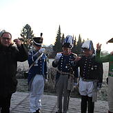 Auf ein gesundes und glückliches Jahr stößt Oberbürgermeister Jürgen Roth (links) beim Neujahrsschießen des Historischen Grenadiercorps ...