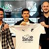 Neuzugang: Trainer Fabio Muto (links) vom FC Wittlingen freut sich gemeinsam mit Sportchef Kevin Pabst (rechts) über den Wechsel seines ...