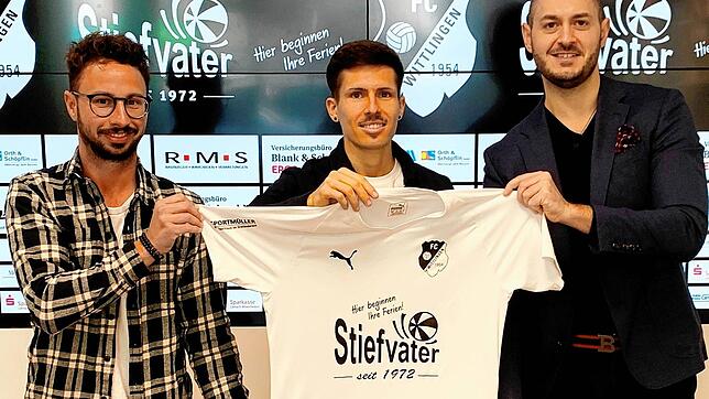 Neuzugang: Trainer Fabio Muto (links) vom FC Wittlingen freut sich gemeinsam mit Sportchef Kevin Pabst (rechts) über den Wechsel seines ...
