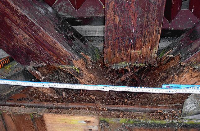 Das Holz fault und fault: Hier einer der vier Knotenpunkte bei den Untersuchungen im Jahr 2020.