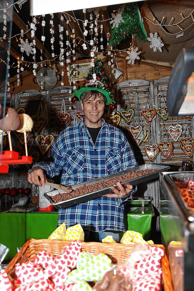 So kennt man ihn: Stefan Kronnenbitter in seiner Hütte auf dem Singener Weihnachtsmarkt. Das Bild stammt von der Premiere des ...