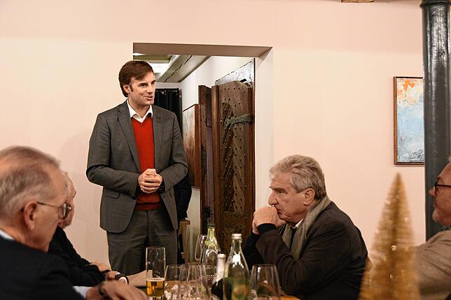 Landrat Zeno Danner bei seiner Rede. Sein Vorgänger Frank Hämmerle (rechts) und Johannes Moser (links), bis vor Kurzem Engener ...