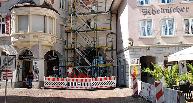 Durch das Untere Tor kann der Verkehr aktuell nicht rollen, weil dieses aufgrund der Sanierung gesperrt ist. Im Einmündungsbereich zur ...