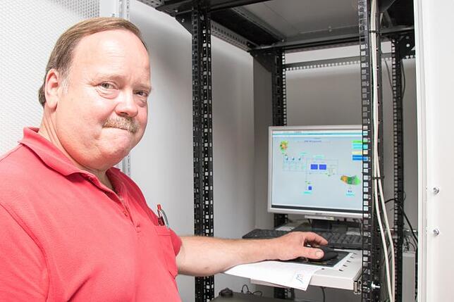 Kontrolle über das System: Stellvertretender Wassermeister Fritz Schäuble hat mittels eines einzigen Bildschirms in der Schaltwarte im ...