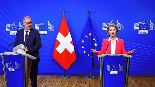 23.04.2021, Belgien, Brüssel: Ursula von der Leyen (r), EU-Kommissionspräsidentin, und Guy Parmelin, Bundespräsident der Schweiz, nehmen ...