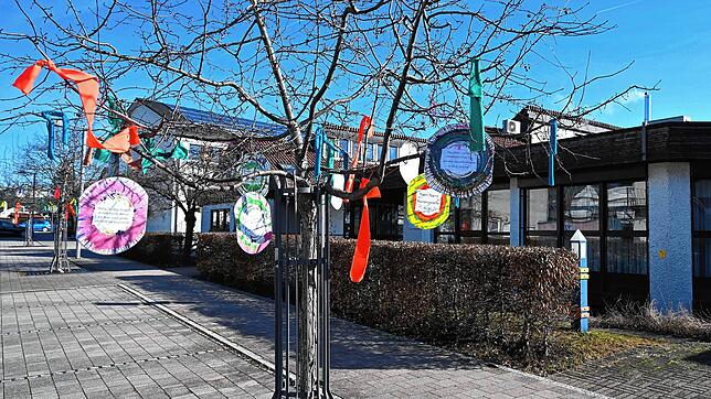 Die Kinder des Kindergartens Unterlauchringen freuen sich schon auf den Besuch der Narren des Narrenvereins Schwanenmühle, der sich im ...