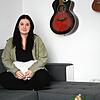 Silke Vogt in ihrem Wohnzimmer: Die 25-Jährige leidet seit einer Corona-Impfung an sogenannten Post-Vac-Erscheinungen.