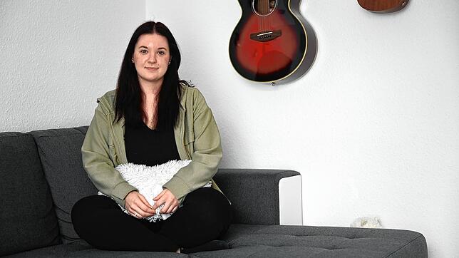 Silke Vogt in ihrem Wohnzimmer: Die 25-Jährige leidet seit einer Corona-Impfung an sogenannten Post-Vac-Erscheinungen.