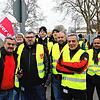 (Archivbild) Im März 2023 hatte Verdi bundesweit zum Warnstreik aufgerufen. Bedienstete des öffentlichen Nahverkehrs kamen vor dem ...
