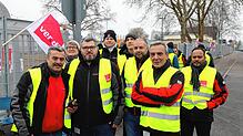 (Archivbild) Im März 2023 hatte Verdi bundesweit zum Warnstreik aufgerufen. Bedienstete des öffentlichen Nahverkehrs kamen vor dem ...
