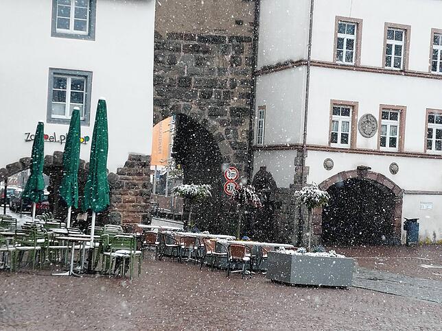 Kaffeetrinken im Freien? Fehlanzeige, die Sonnenschirme sind eingerollt und eingeschneit.