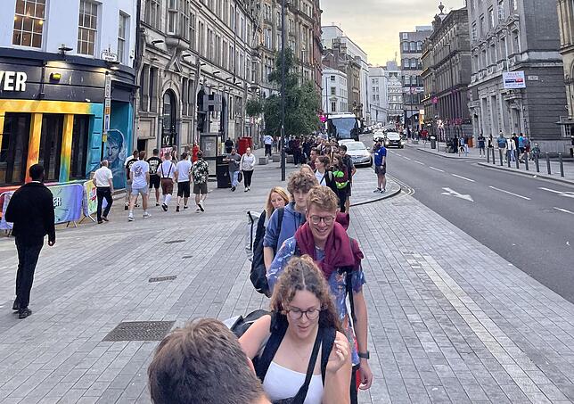 Im Gänsemarsch ging es durch die Polizeiabsperrung in Liverpool. Das dritte Konzert der Reise ist wegen der rechtsradikalen ...