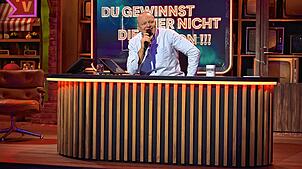 Stefan Raab feierte mit der brandneuen Quiz- und Competition-Show #DGHNDMBSR “Du gewinnst hier nicht die Million bei Stefan Raab„ sein ...