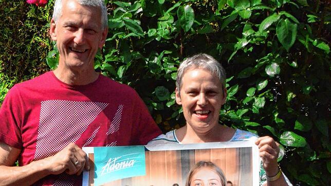 Leo und Silvia Saporito mit dem Konzertplakat für das Musical Moses, das am Mittwoch, 18.¦Juni in der Dinkelberghalle in Adelhausen ...