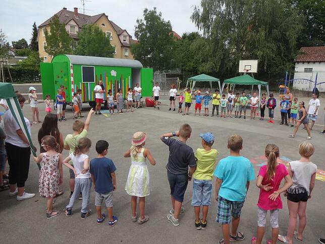 Das Spielmobil ist biser mit drei Bauwagen während der Sommerferien an wöchentlich wechselnden Standorten im Einsatz (Südstadt und ...