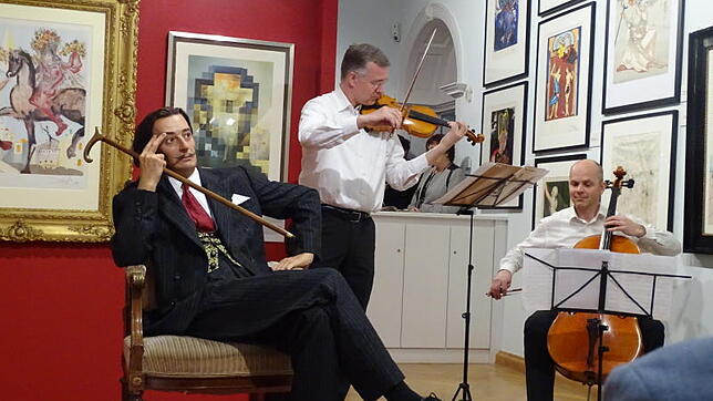 Salvador Dalí, hier als lebensgroße Figur von Lisa Büscher, scheint der Musik des Duos "Rengo Strings" mit Ralf Lottmann (Geige) und ...