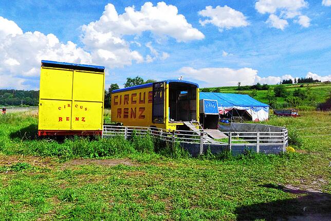 Auf einer Wiese bei Wittenhofen Richtung Roggenbeuren lagert der Circus Renz seit November vergangenen Jahres.