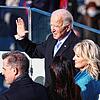 Joe Biden wird von Chief Justice John Roberts als 46. Präsident der Vereinigten Staaten vereidigt, während Jill Biden die Bibel hält.
