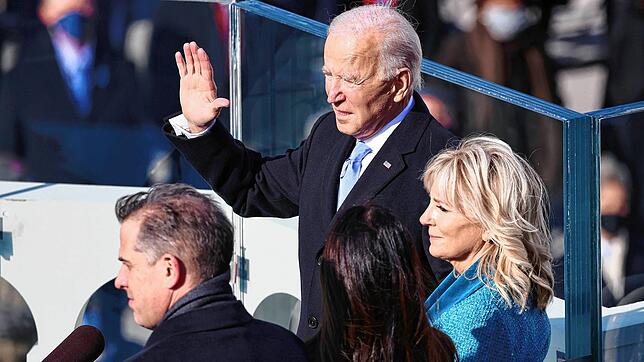 Joe Biden wird von Chief Justice John Roberts als 46. Präsident der Vereinigten Staaten vereidigt, während Jill Biden die Bibel hält.
