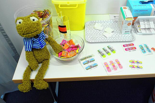 Gummibärchen, Traubenzucker und bunte Pflaster erwarten die Kinder als kleine Belohnung nach dem Piks.