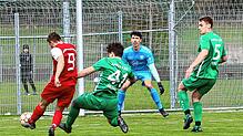 Hier hatte der Angreifer vom SV Deggenhausertal (Nicolas Schiller, Nummer 9) eine gute Chance zum Torerfolg. Der Aach-Linzer Torhüter ...